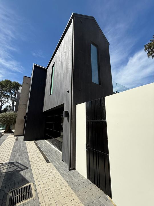Modern steel gate fabrication, welding, fitting, and installation support.